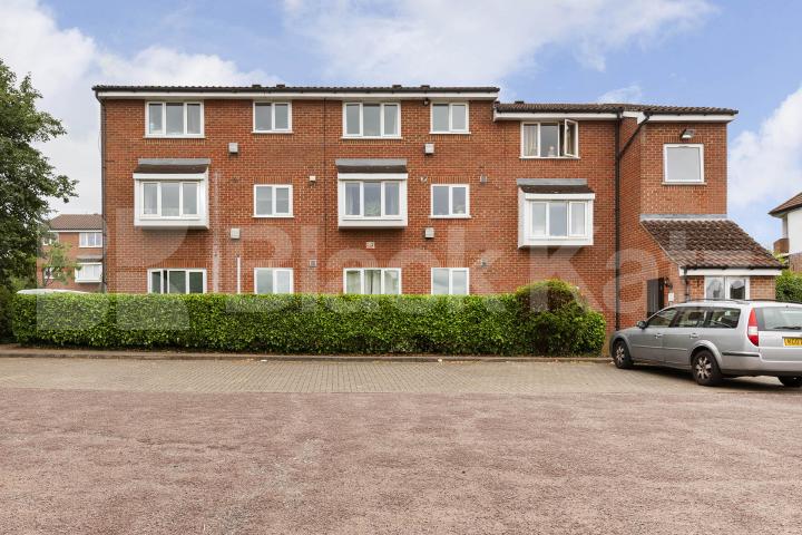 Located within walking distance to Muswell Hill Golf Club and its green spaces Cambridge Gardens, Muswell Hill 